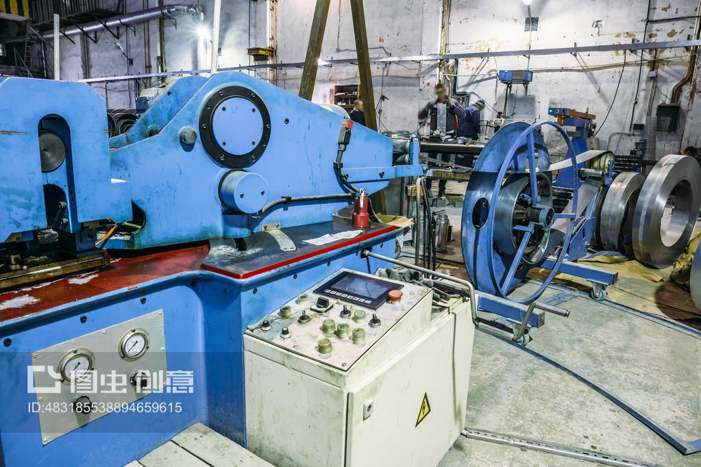 具有现代电子设备工具的金属制品工厂车间Metalwork factory workshop with modern electronic equipment tools